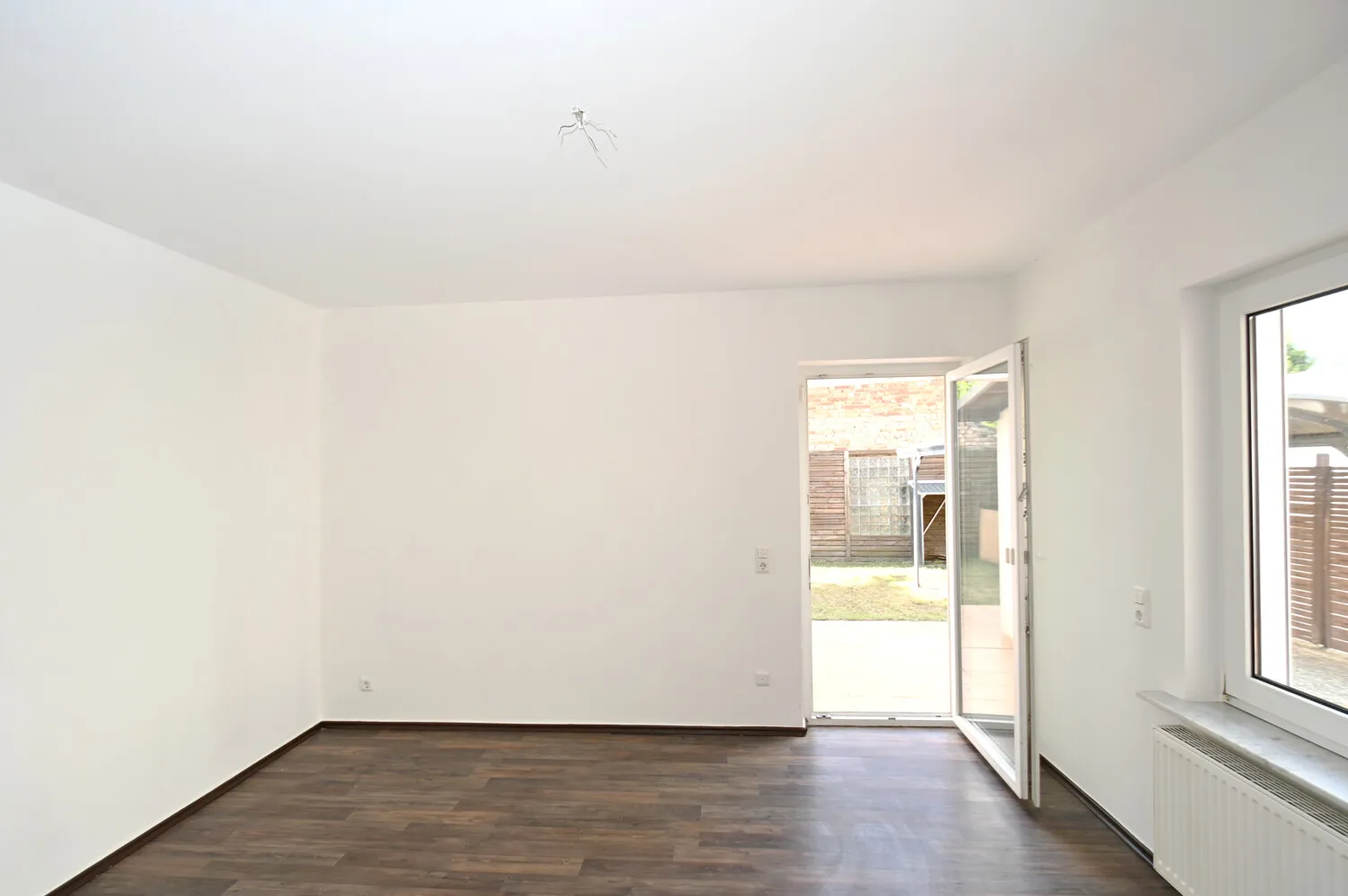 Ebenes Gartenglück & Kaminfeuer: Modernisierte 2-Zimmer-Wohnung mit Terrasse & Carport