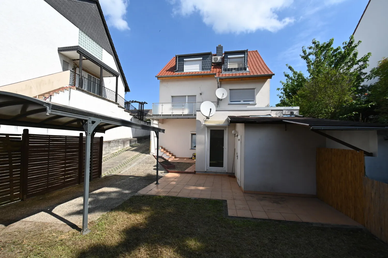 Ebenes Gartenglück & Kaminfeuer: Modernisierte 2-Zimmer-Wohnung mit Terrasse & Carport