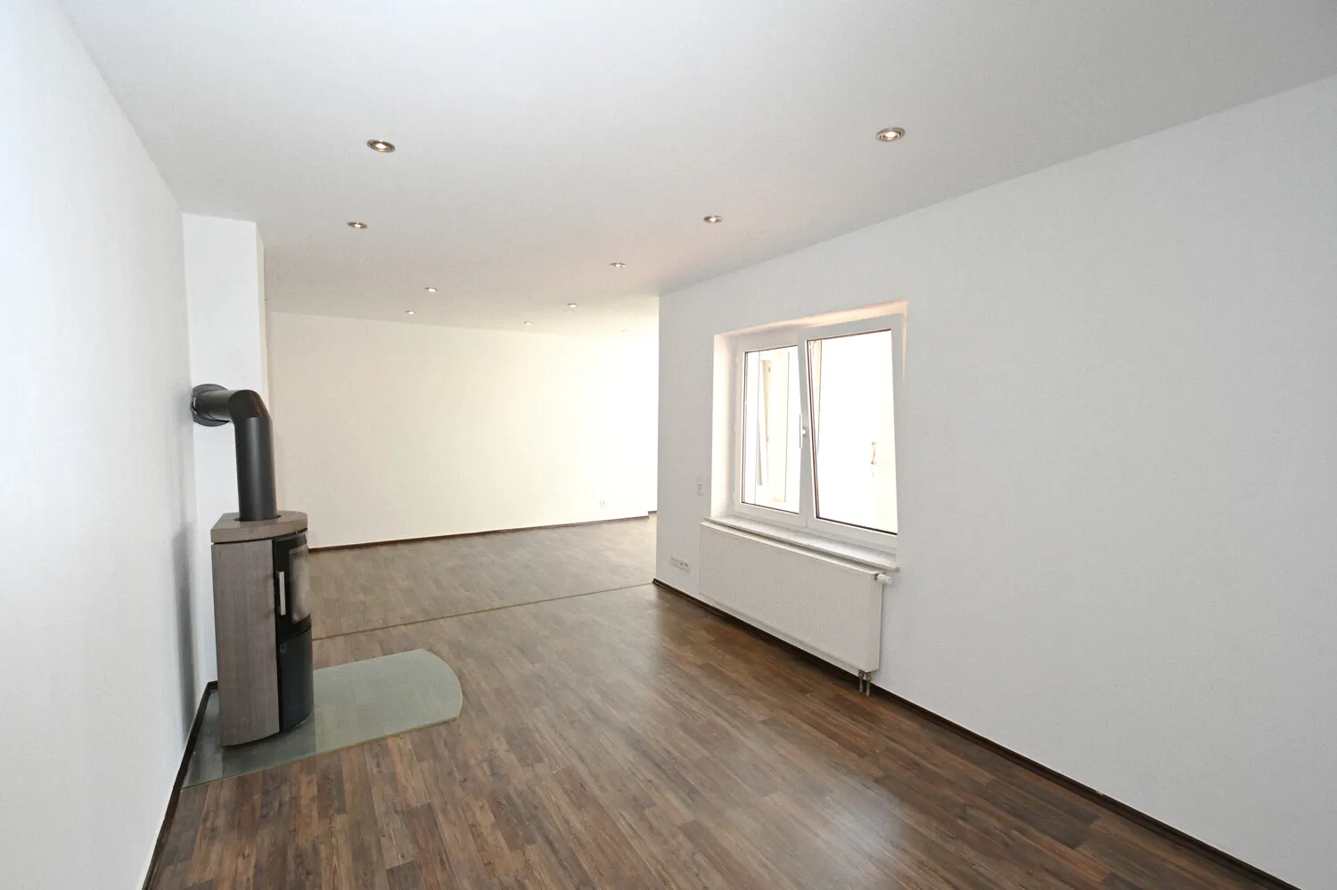 Ebenes Gartenglück & Kaminfeuer: Modernisierte 2-Zimmer-Wohnung mit Terrasse & Carport
