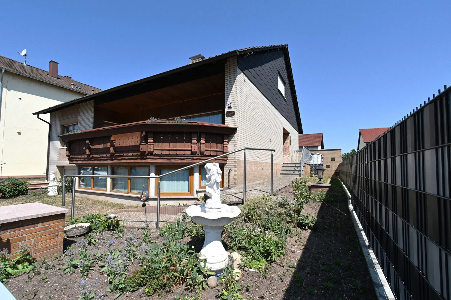 Gepflegtes Familienhaus mit innenliegender Garage und angrenzendem Party- bzw. Hobbyraum!