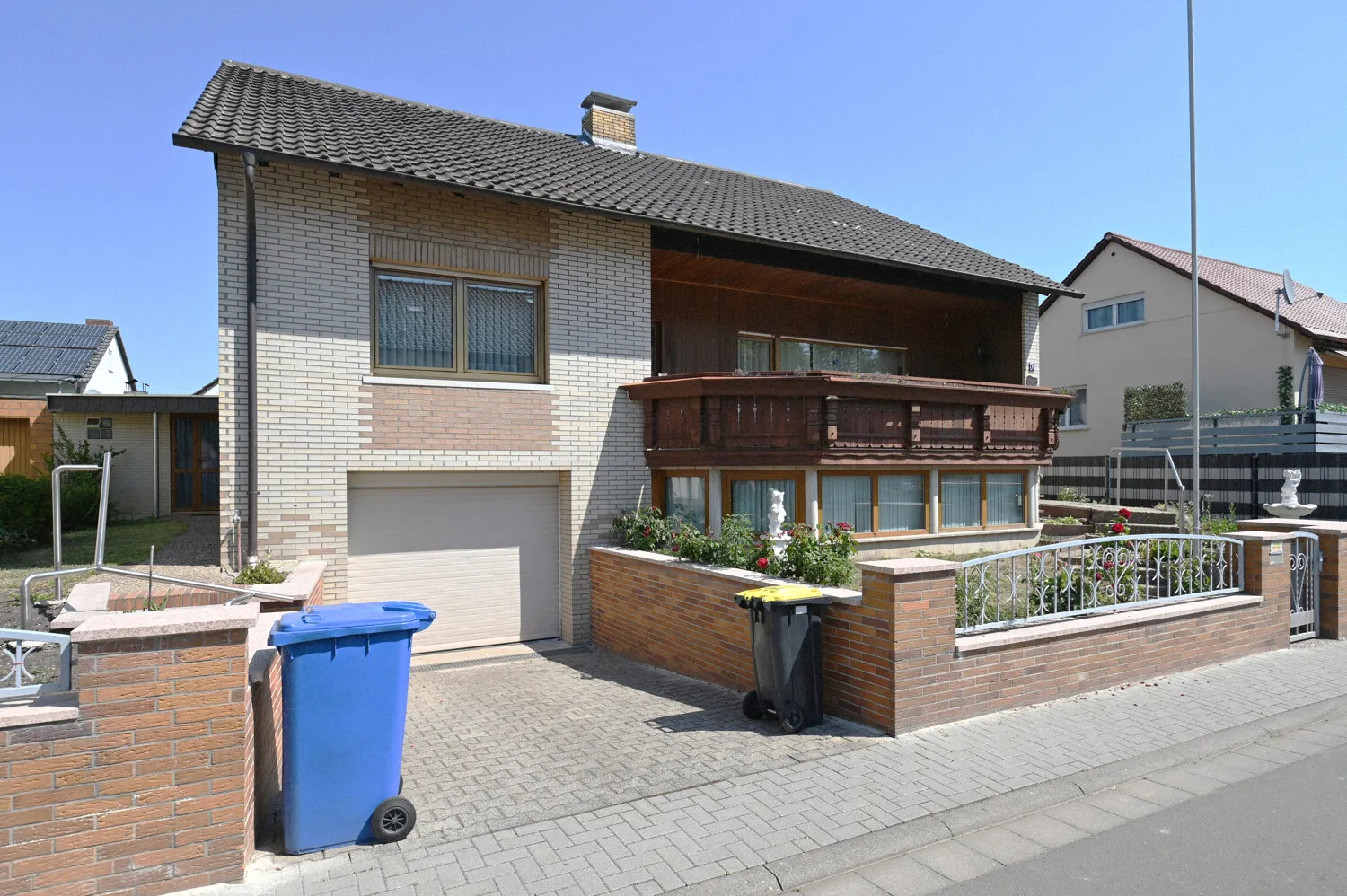 Gepflegtes Familienhaus mit innenliegender Garage und angrenzendem Party- bzw. Hobbyraum!