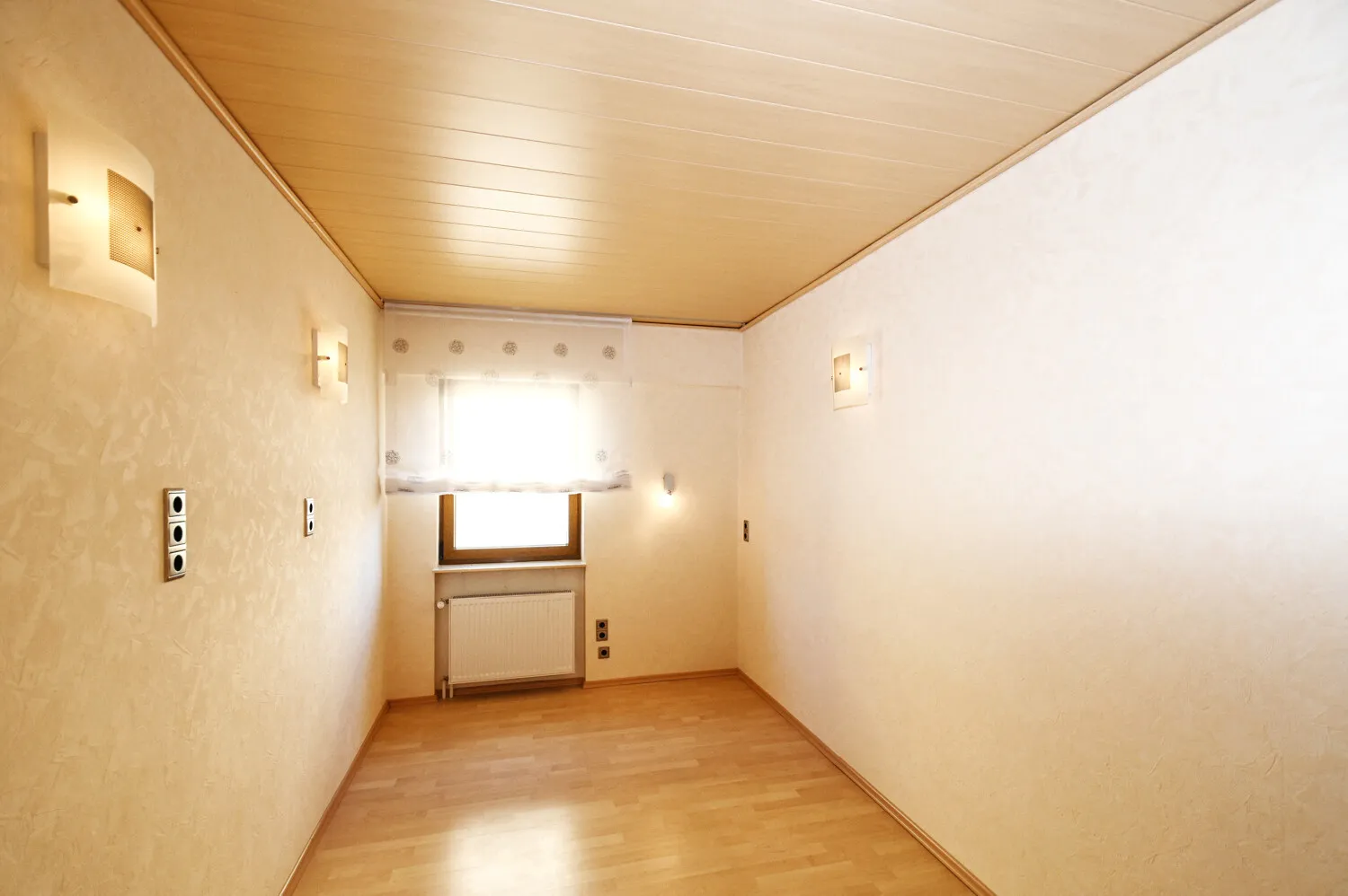 Gepflegtes Familienhaus mit innenliegender Garage und angrenzendem Party- bzw. Hobbyraum!