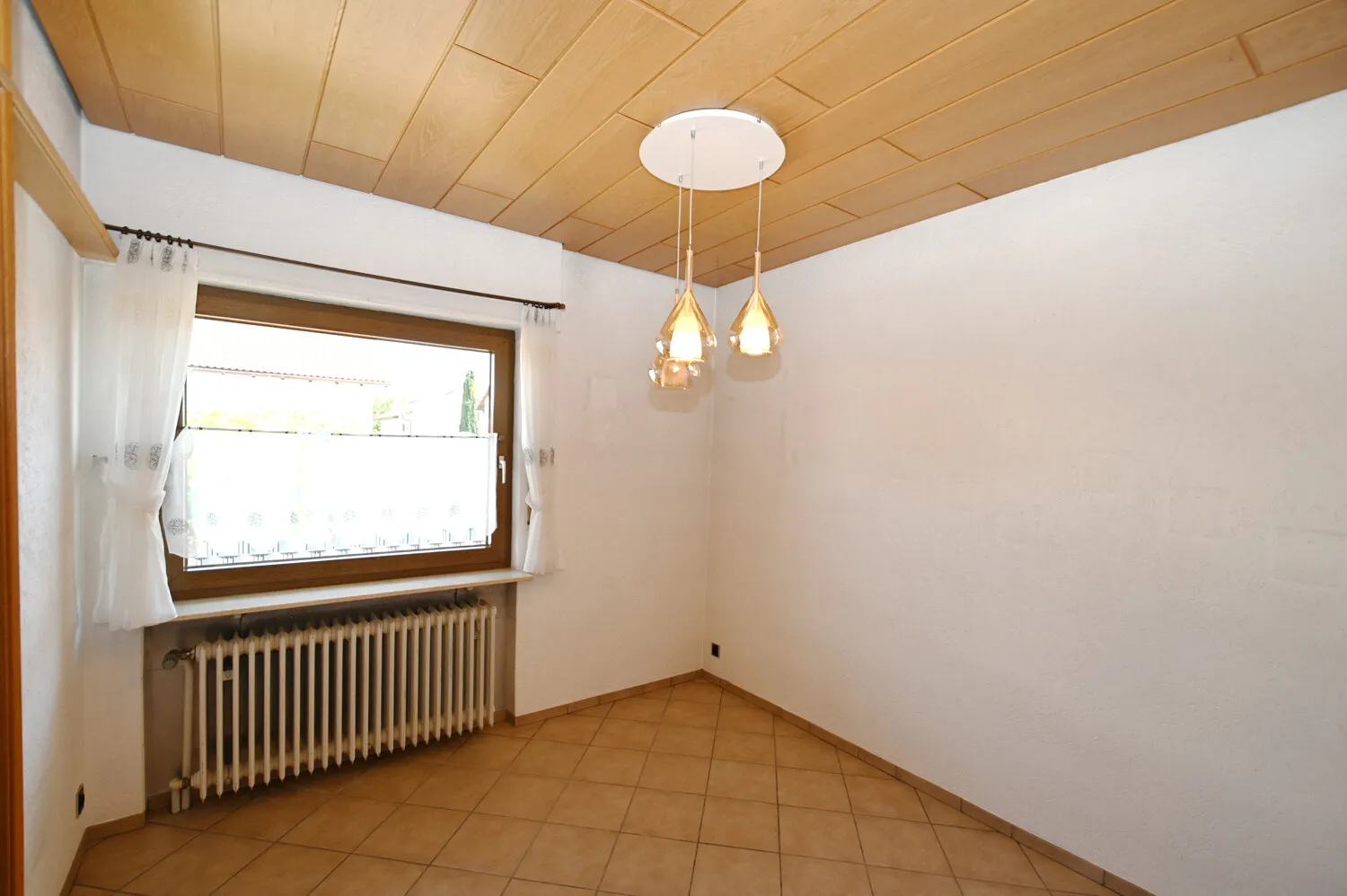 Gepflegtes Familienhaus mit innenliegender Garage und angrenzendem Party- bzw. Hobbyraum!