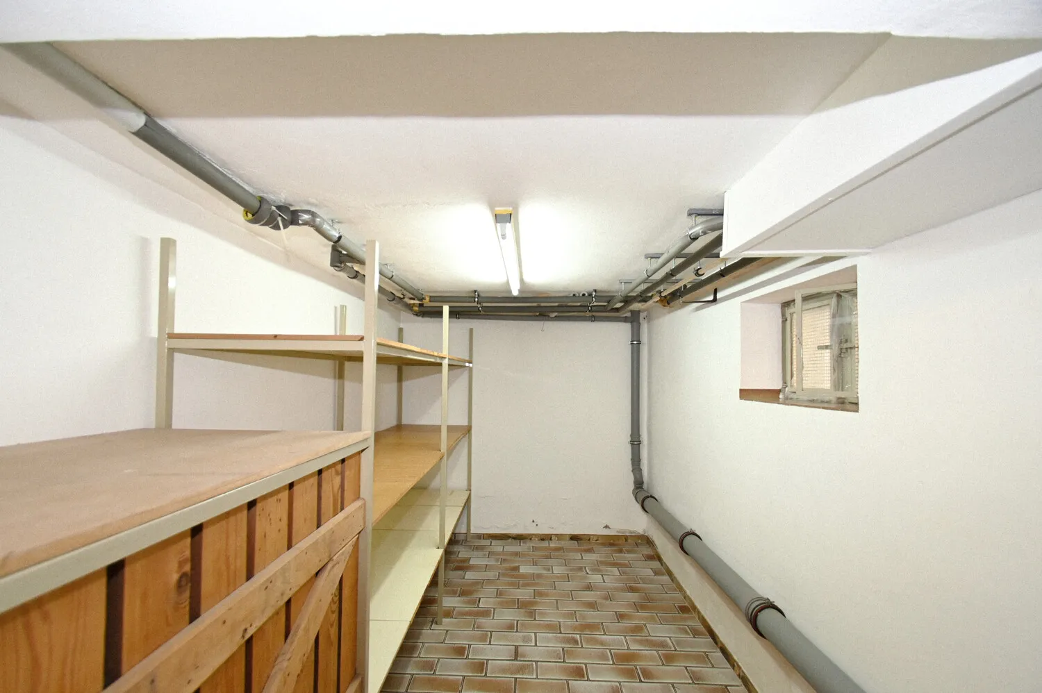 Gepflegtes Familienhaus mit innenliegender Garage und angrenzendem Party- bzw. Hobbyraum!
