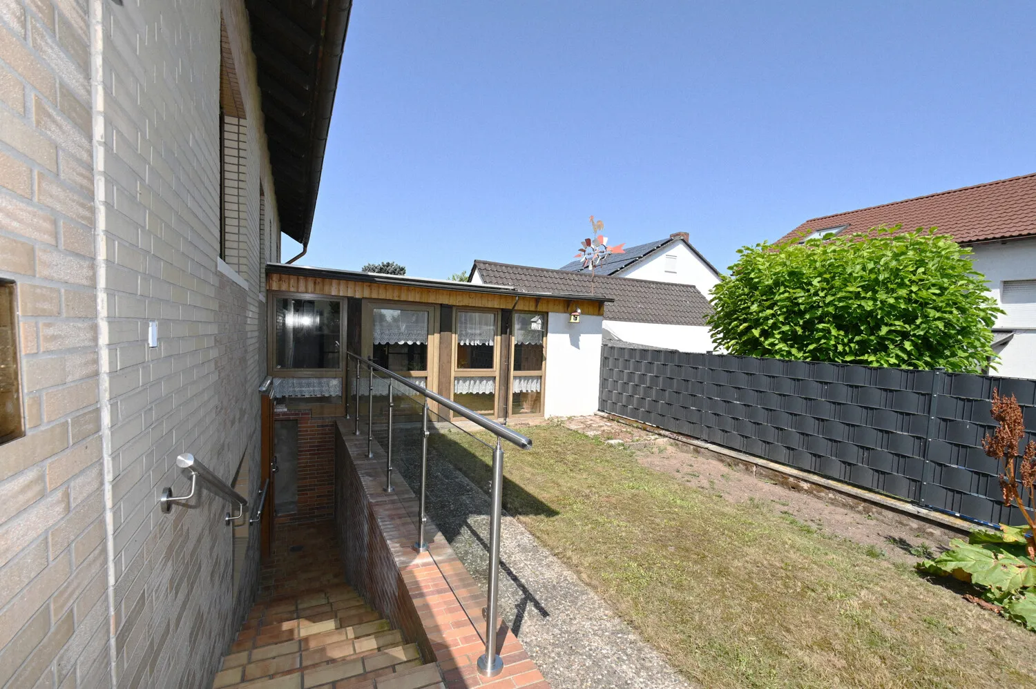 Gepflegtes Familienhaus mit innenliegender Garage und angrenzendem Party- bzw. Hobbyraum!