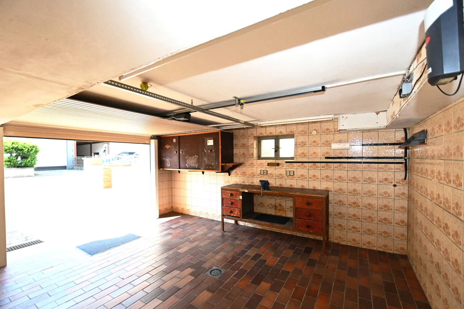 Gepflegtes Familienhaus mit innenliegender Garage und angrenzendem Party- bzw. Hobbyraum!