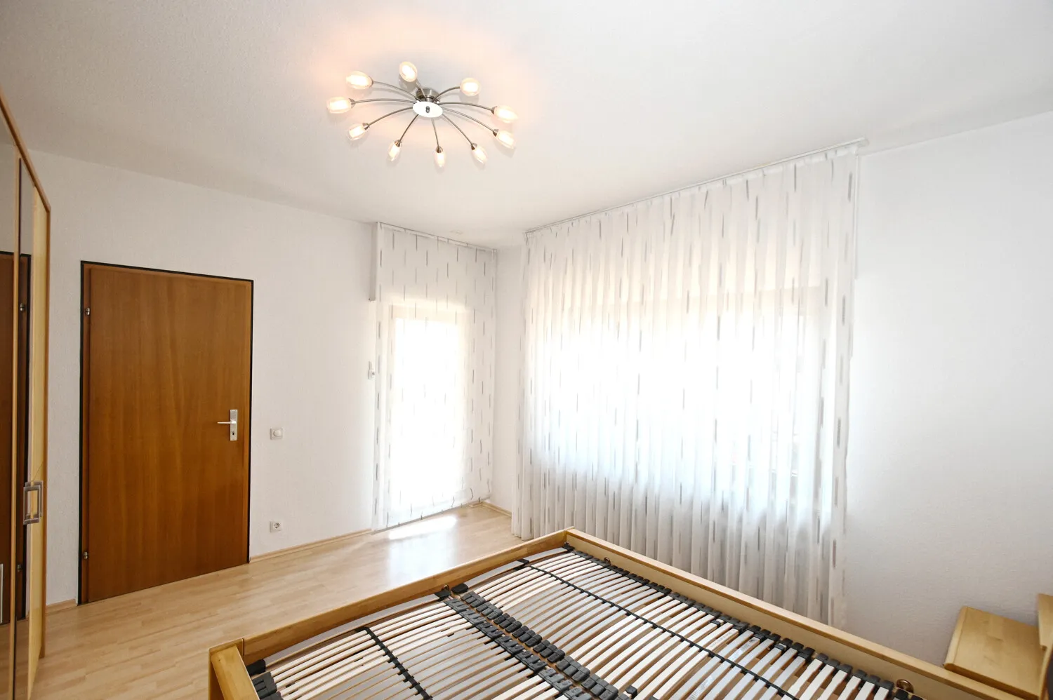 Gepflegtes Familienhaus mit innenliegender Garage und angrenzendem Party- bzw. Hobbyraum!