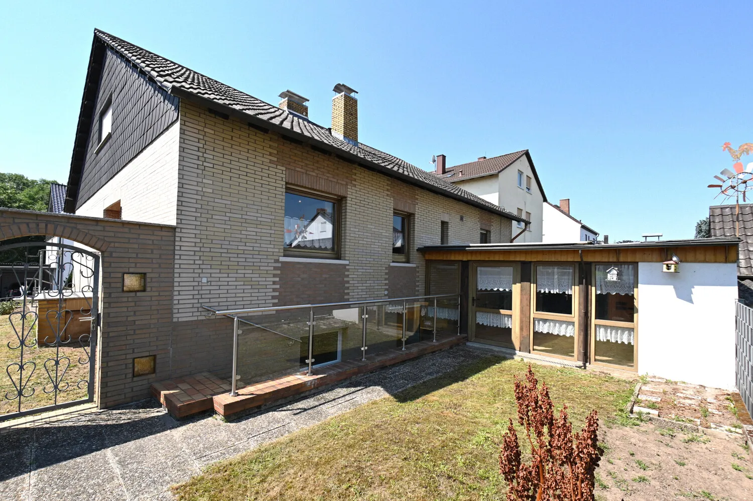 Gepflegtes Familienhaus mit innenliegender Garage und angrenzendem Party- bzw. Hobbyraum!