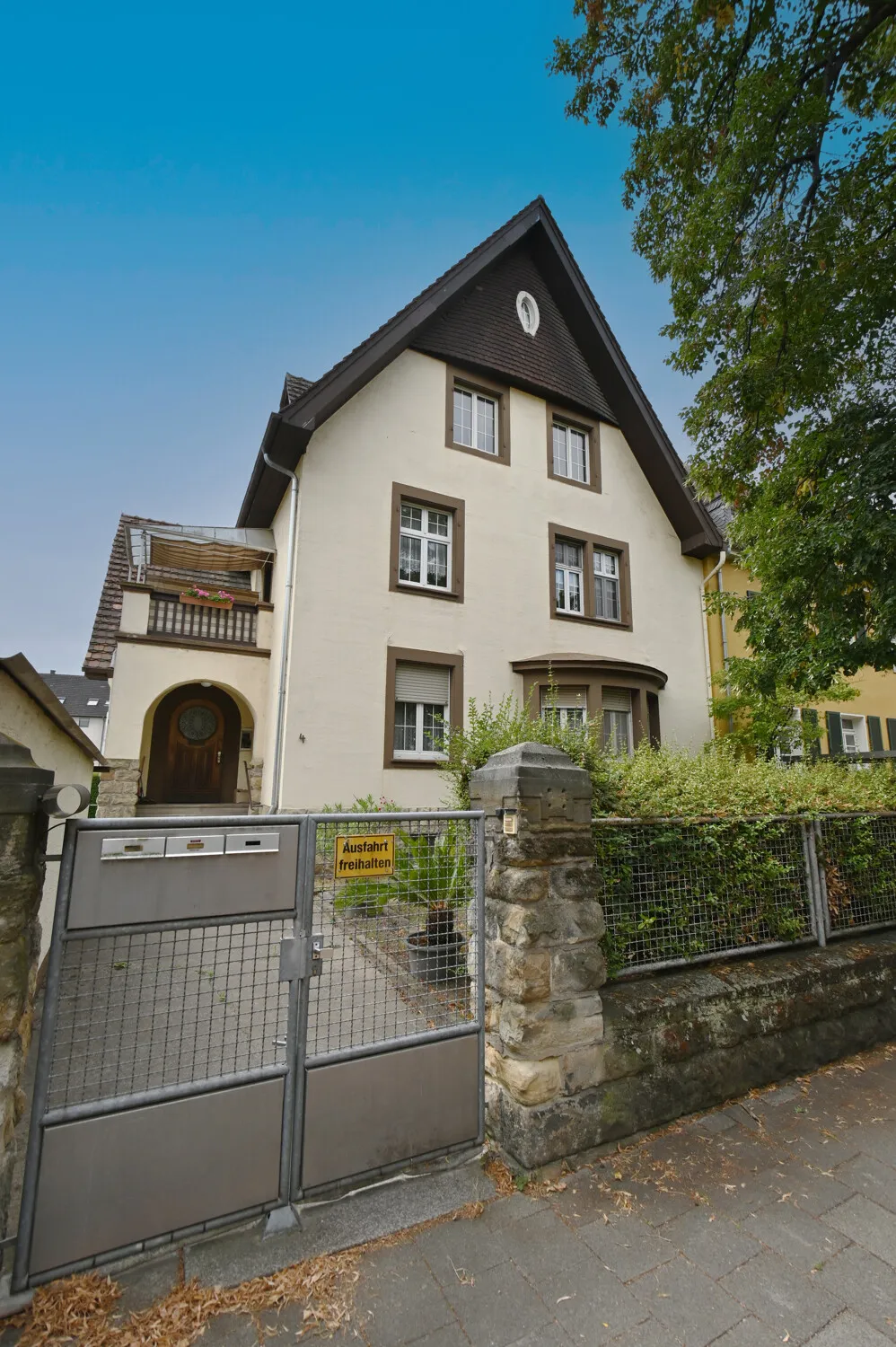 Charmante Villa als großzügiges Mehrfamilienhaus mit Gartenvielfalt