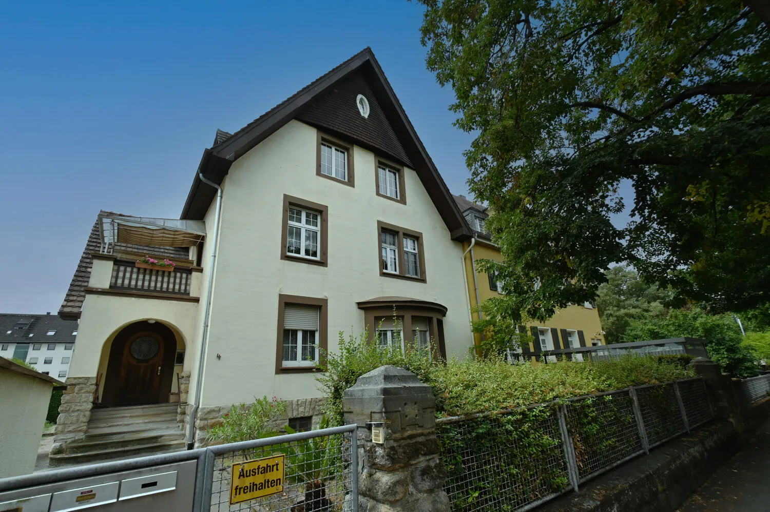 Charmante Villa als großzügiges Mehrfamilienhaus mit Gartenvielfalt