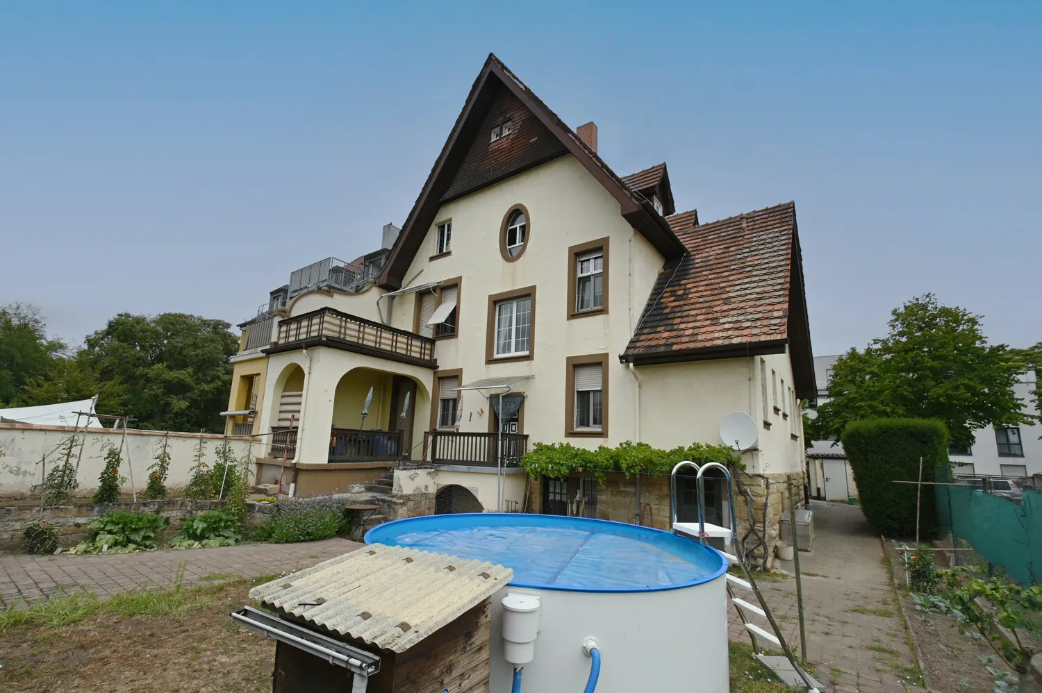 Charmante Villa als großzügiges Mehrfamilienhaus mit Gartenvielfalt