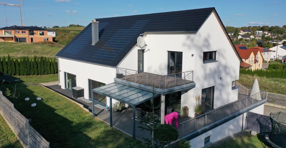 Ziegel-Photovoltaik und Freisitze rundherum