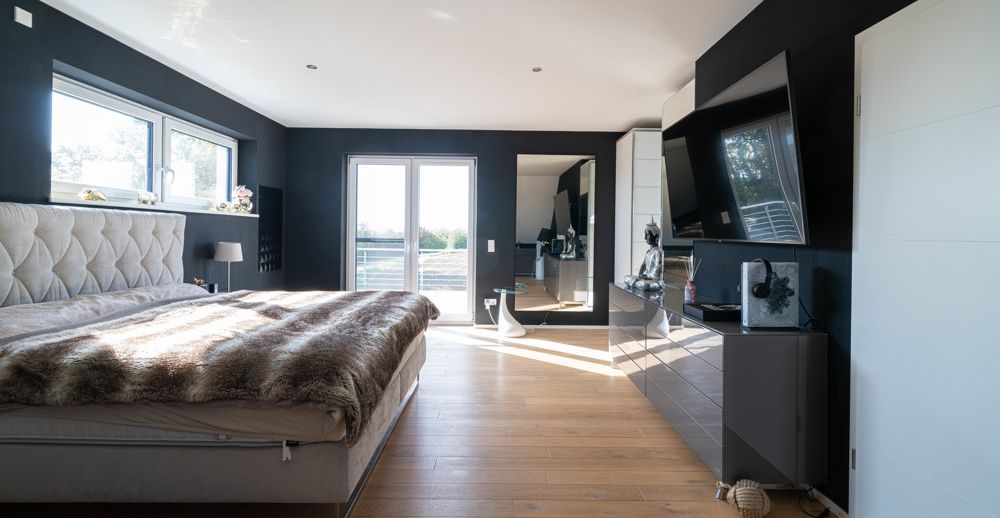 Herrliches Schlafzimmer mit Zugang zum großen Balkon