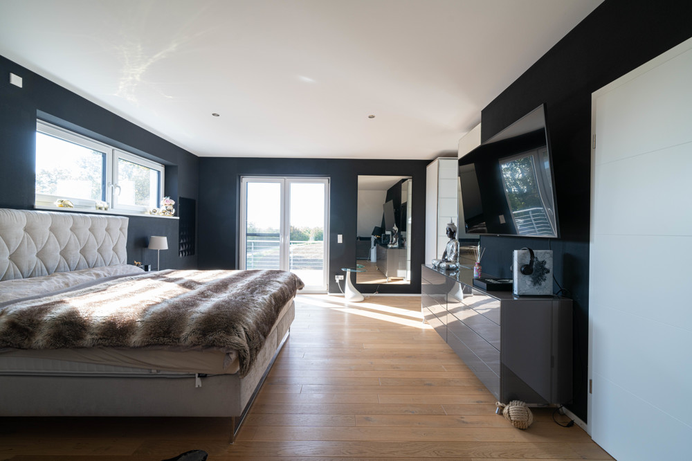 Herrliches Schlafzimmer mit Zugang zum großen Balkon