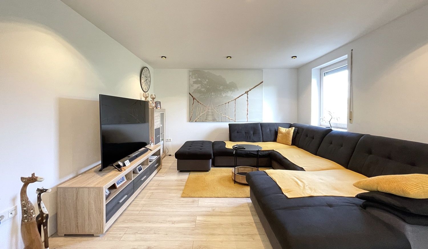EG geräumiges Wohnzimmer