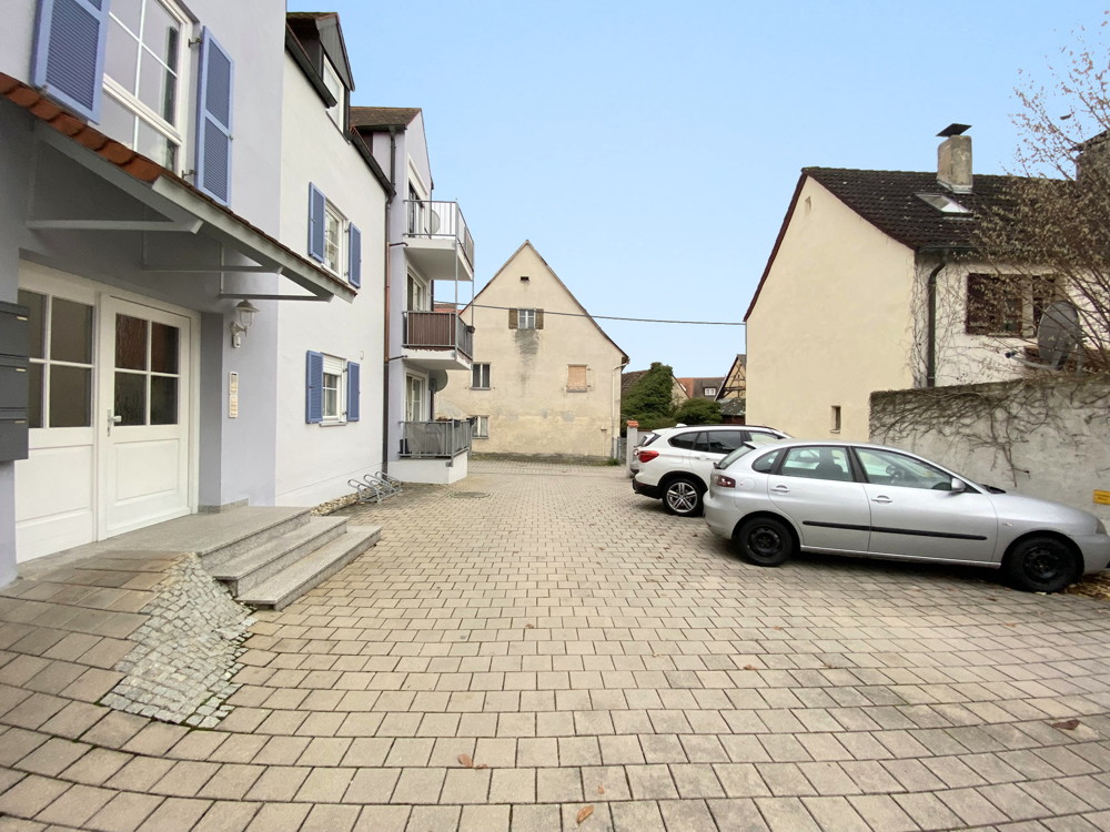 Privater Innenhof mit eigenem Parkplatz