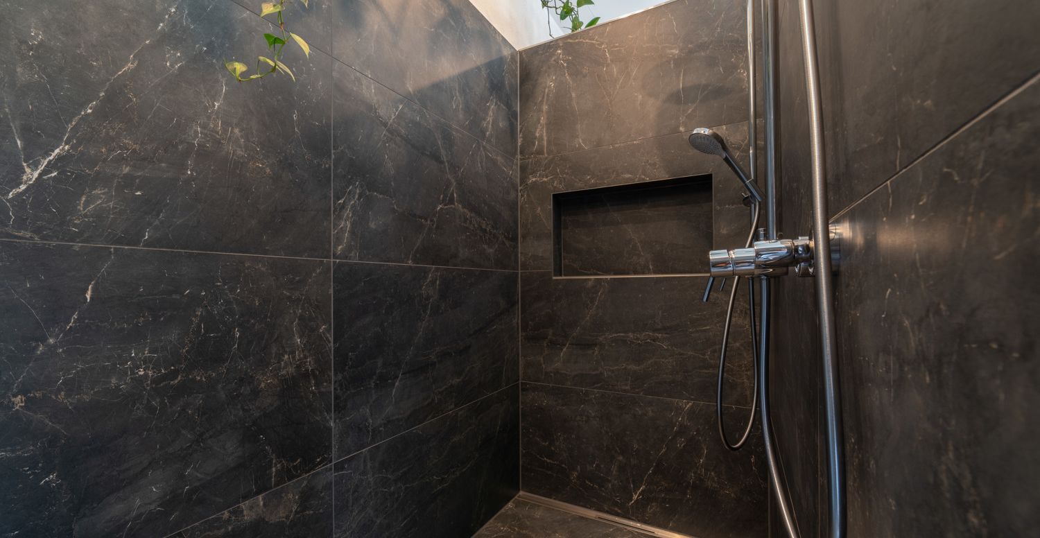großzügige Dusche