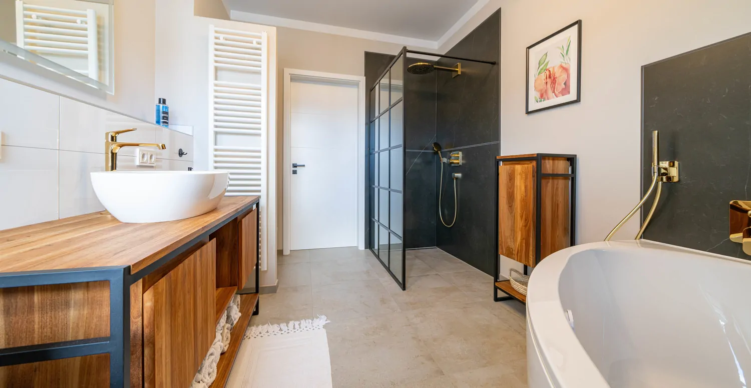 Bad mit Wanne und Dusche