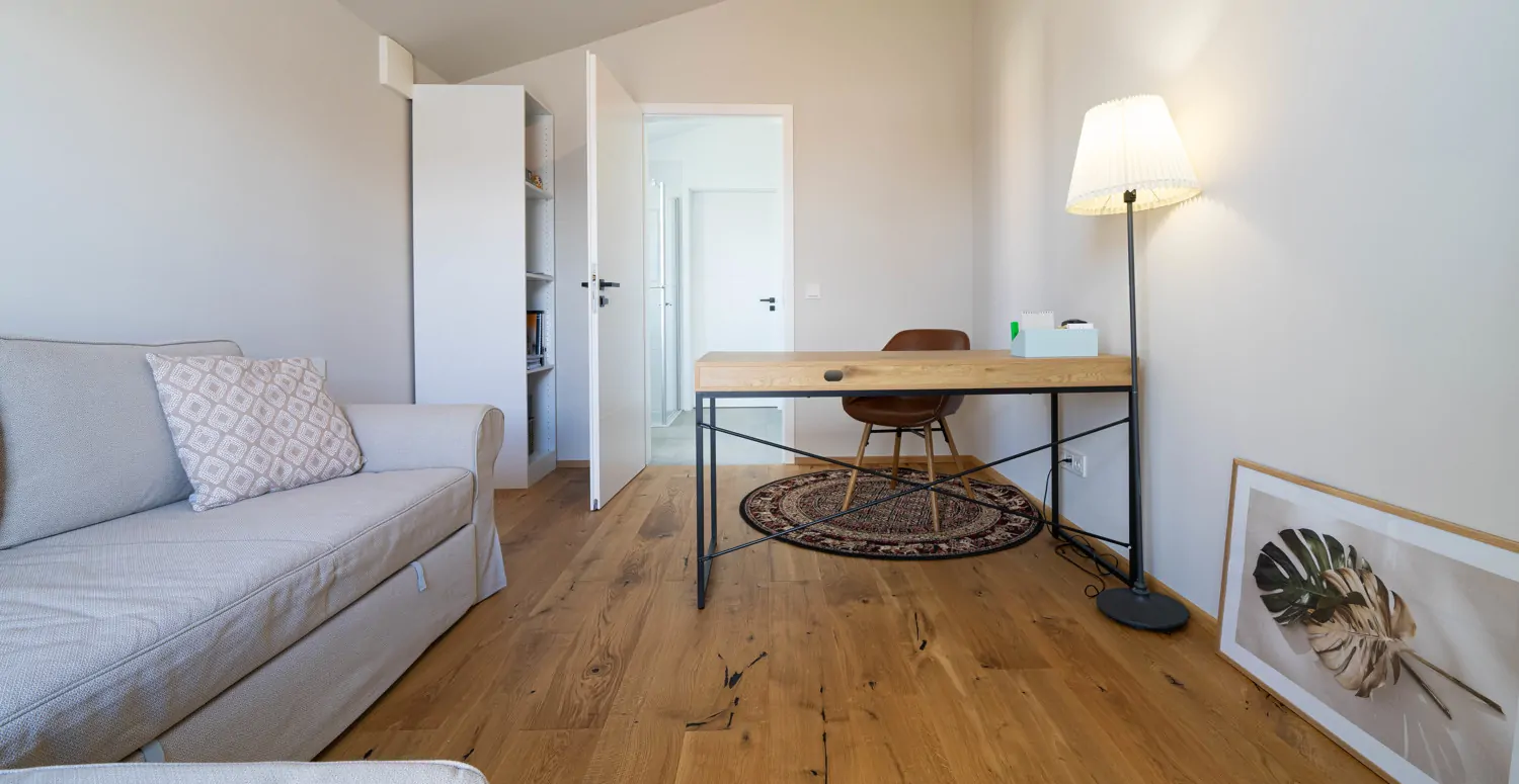 Kinderzimmer mit Zugang zur Terrasse