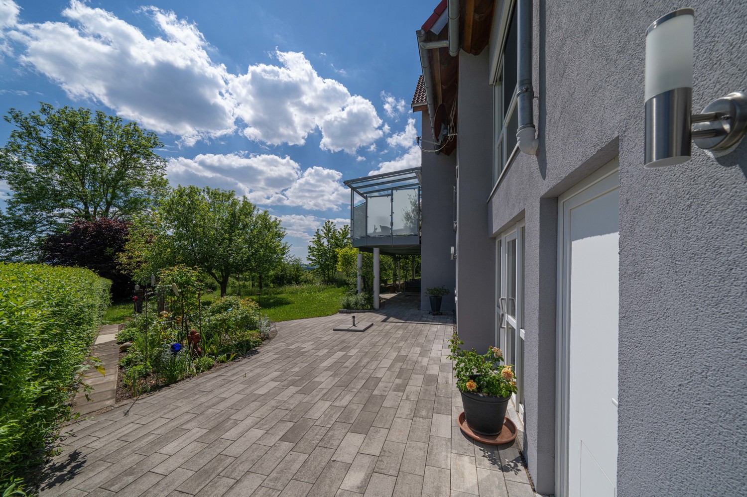 Terrasse mit bezauberndem Garten