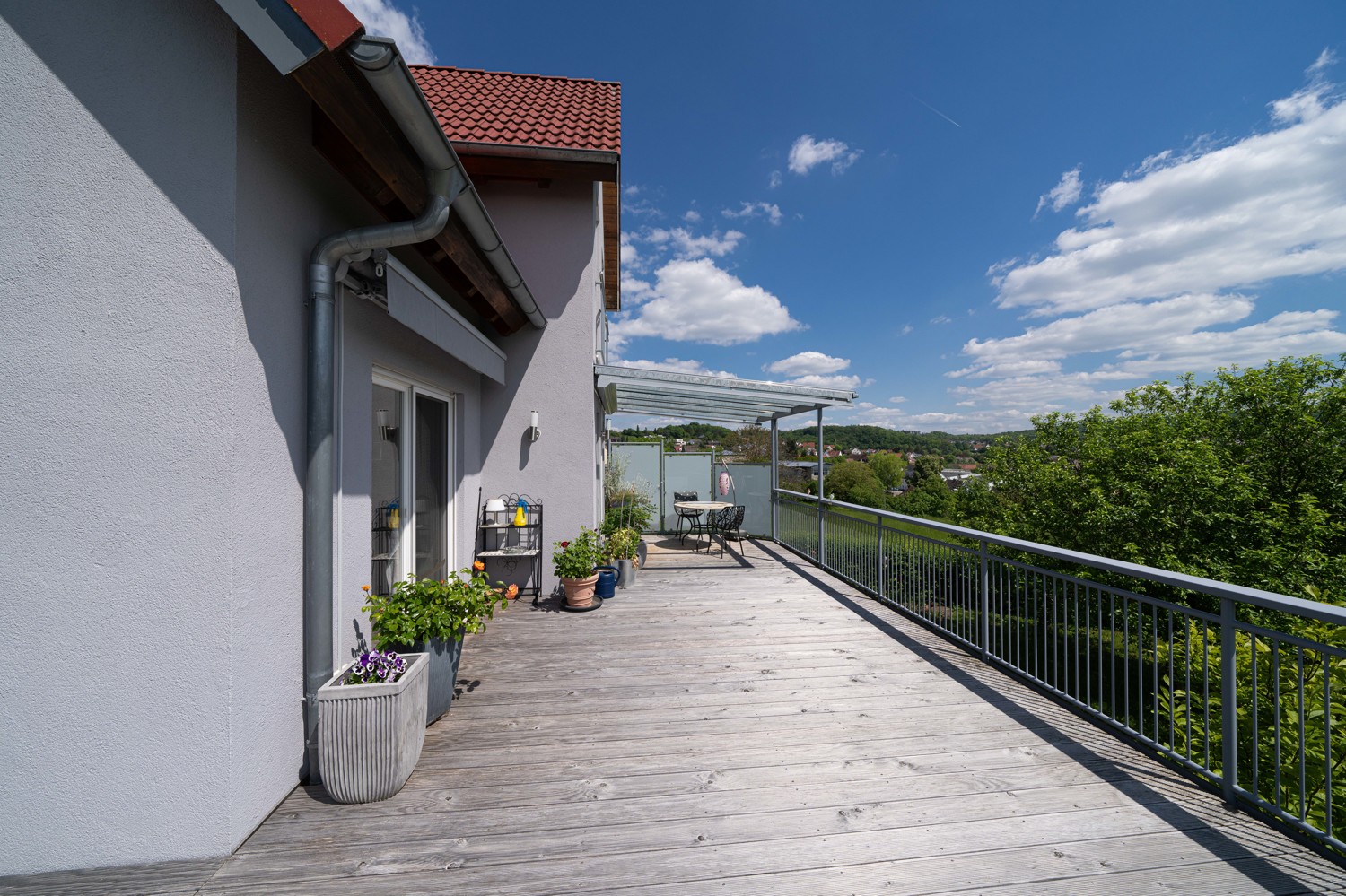 Teilweise überdachter Balkon