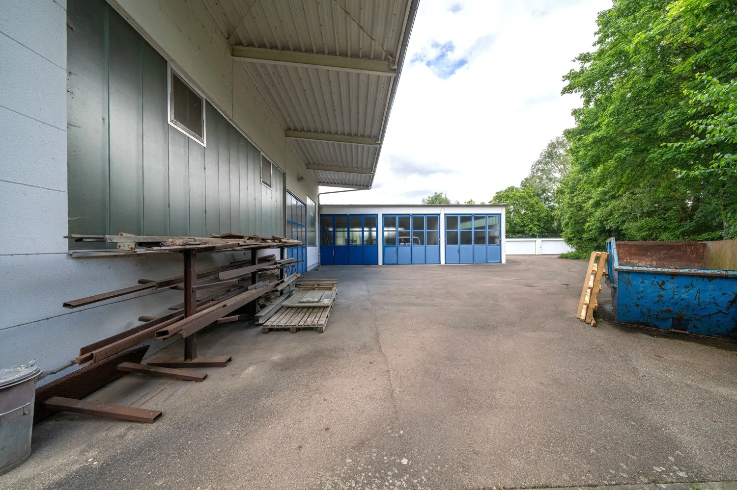Atelier, hall et immeuble de bureaux aux multiples usages possibles et réserve foncière près de Nördlingen