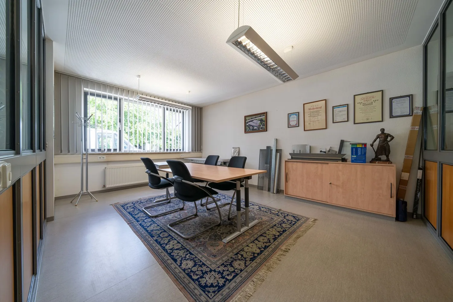 Atelier, hall et immeuble de bureaux aux multiples usages possibles et réserve foncière près de Nördlingen