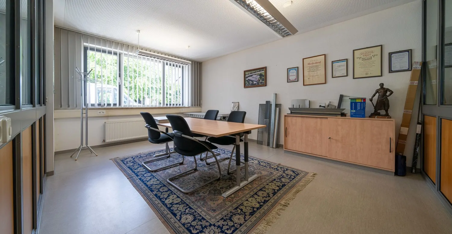 Werkstatt, Halle und Bürogebäude mit vielen Nutzungsmöglichkeiten und Baureserve bei Nördlingen