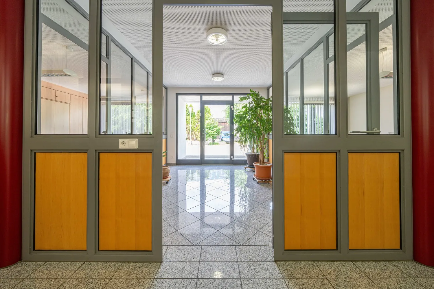 Atelier, hall et immeuble de bureaux aux multiples usages possibles et réserve foncière près de Nördlingen