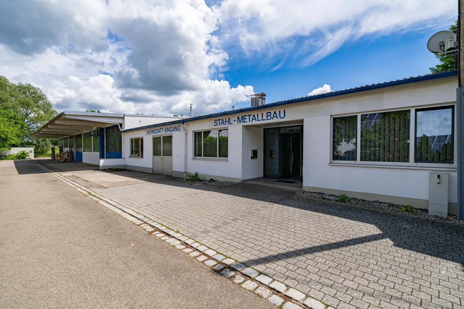 Workshop, hall and office building with many possible uses and building reserve near Nördlingen
