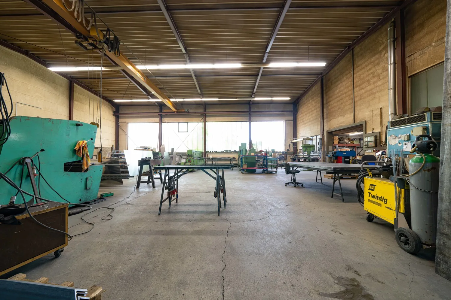 Atelier, hall et immeuble de bureaux aux multiples usages possibles et réserve foncière près de Nördlingen