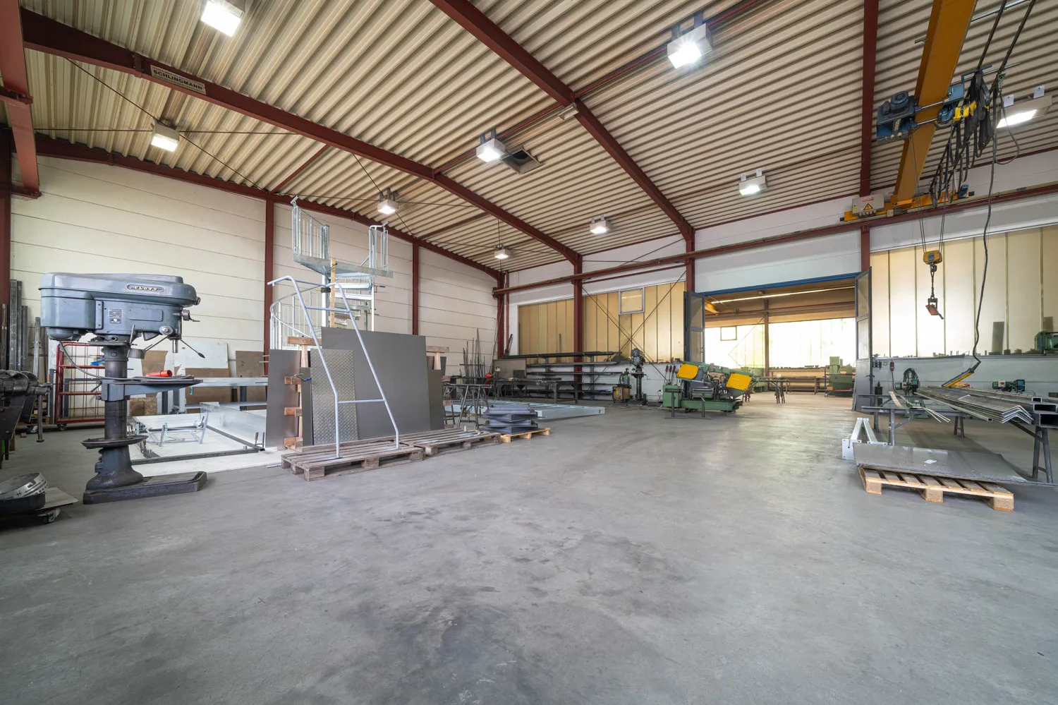 Atelier, hall et immeuble de bureaux aux multiples usages possibles et réserve foncière près de Nördlingen