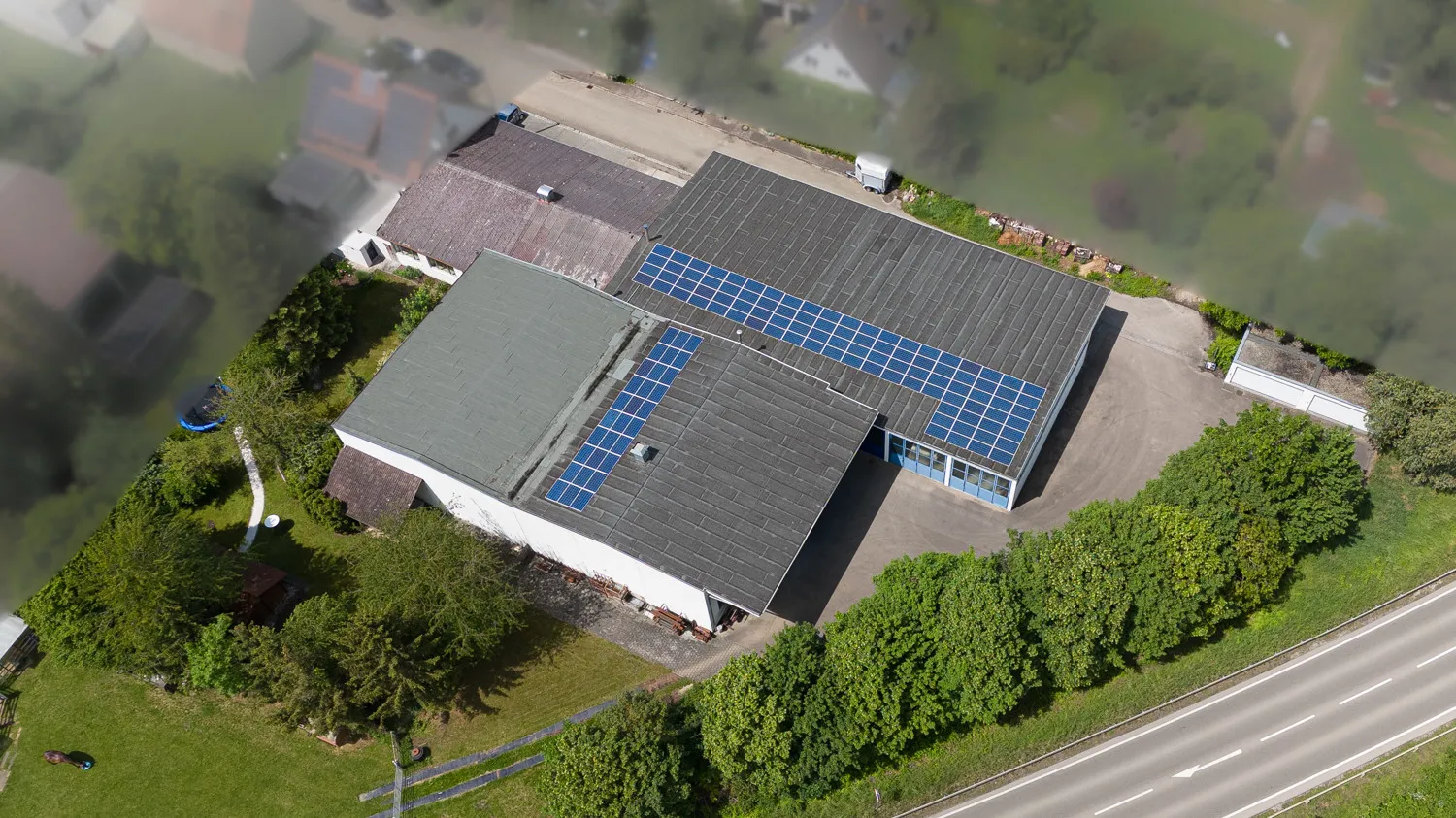 Atelier, hall et immeuble de bureaux aux multiples usages possibles et réserve foncière près de Nördlingen