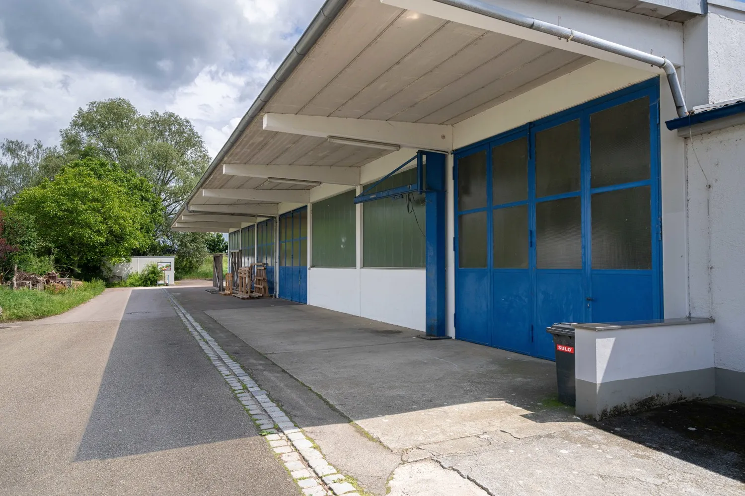 Atelier, hall et immeuble de bureaux aux multiples usages possibles et réserve foncière près de Nördlingen