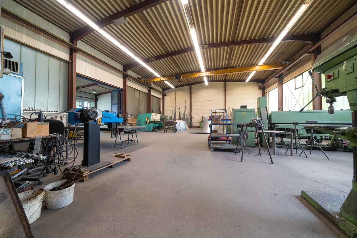 Atelier, hall et immeuble de bureaux aux multiples usages possibles et réserve foncière près de Nördlingen