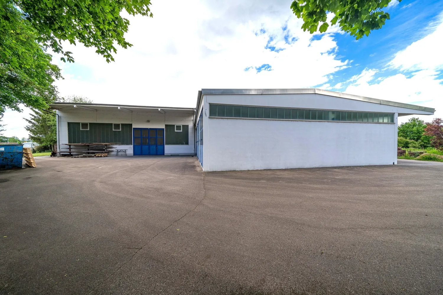 Atelier, hall et immeuble de bureaux aux multiples usages possibles et réserve foncière près de Nördlingen