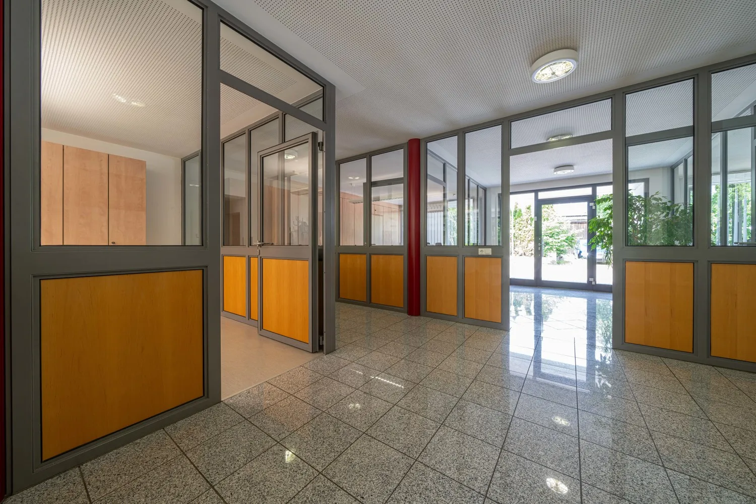 Atelier, hall et immeuble de bureaux aux multiples usages possibles et réserve foncière près de Nördlingen