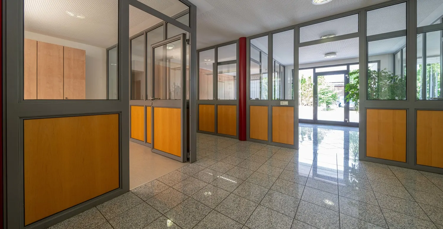 Werkstatt, Halle und Bürogebäude mit vielen Nutzungsmöglichkeiten und Baureserve bei Nördlingen