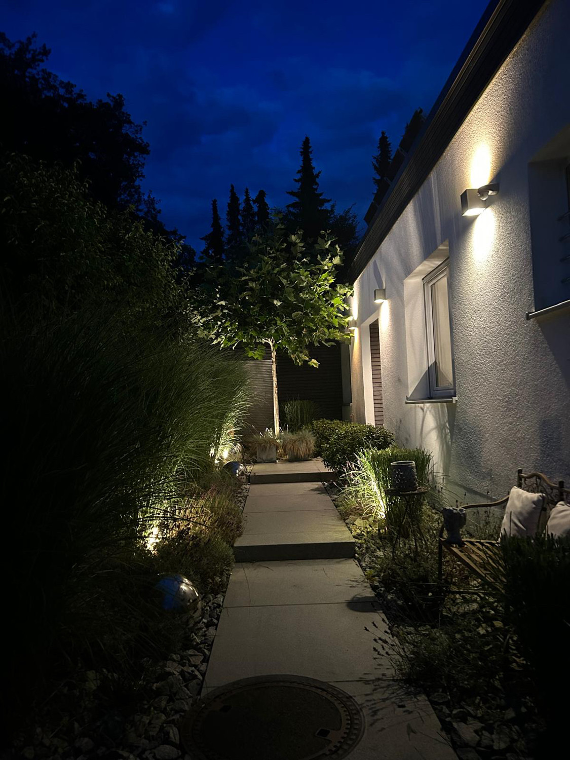Beleuchteter Vorgarten und Zugang zum Haus