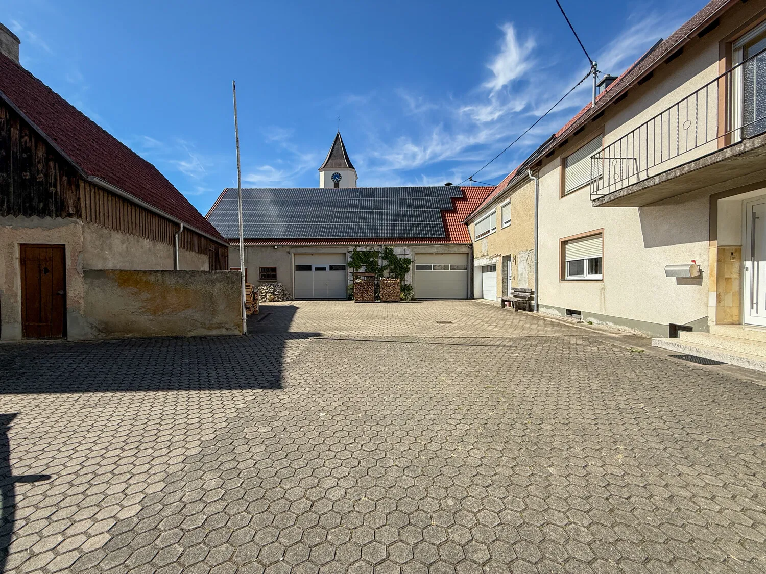 großzügiges Anwesen mit Nebengebäude