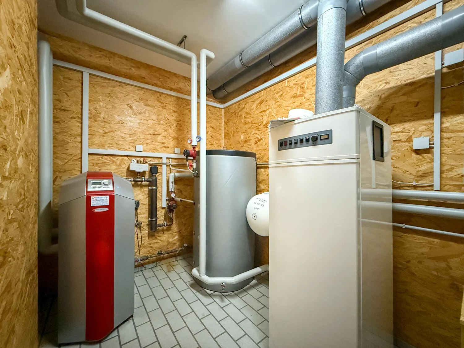 Technikraum mit zwei Wärmepumpen