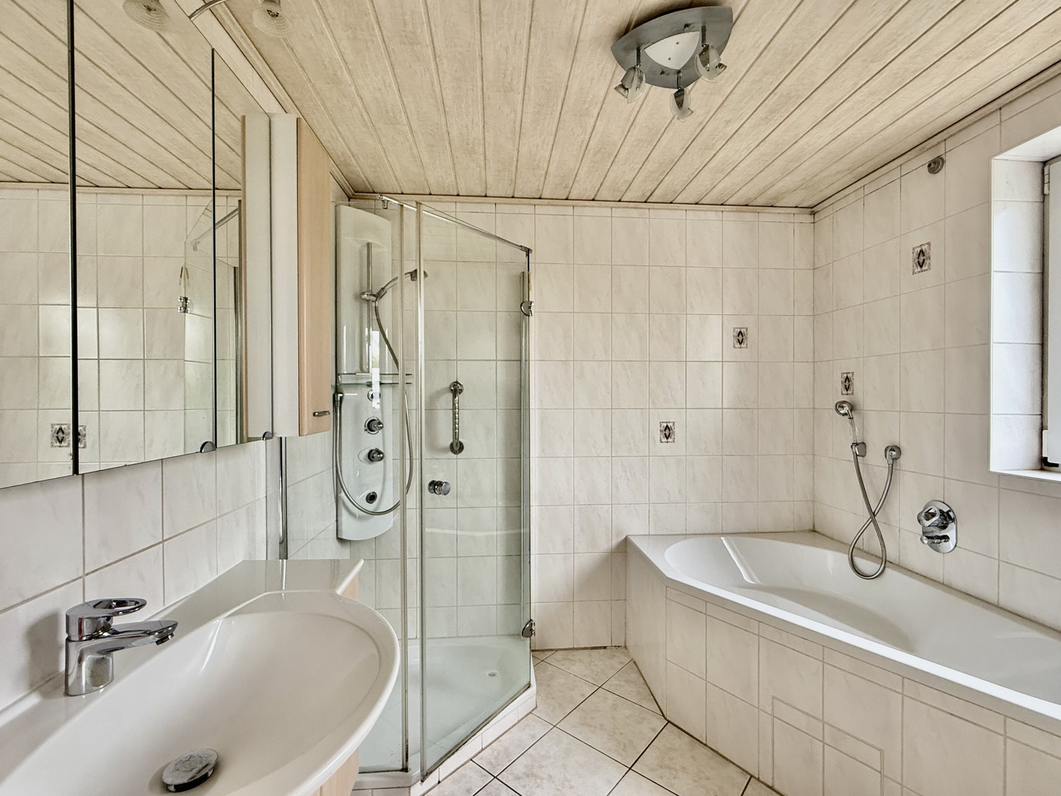 Badezimmer EG