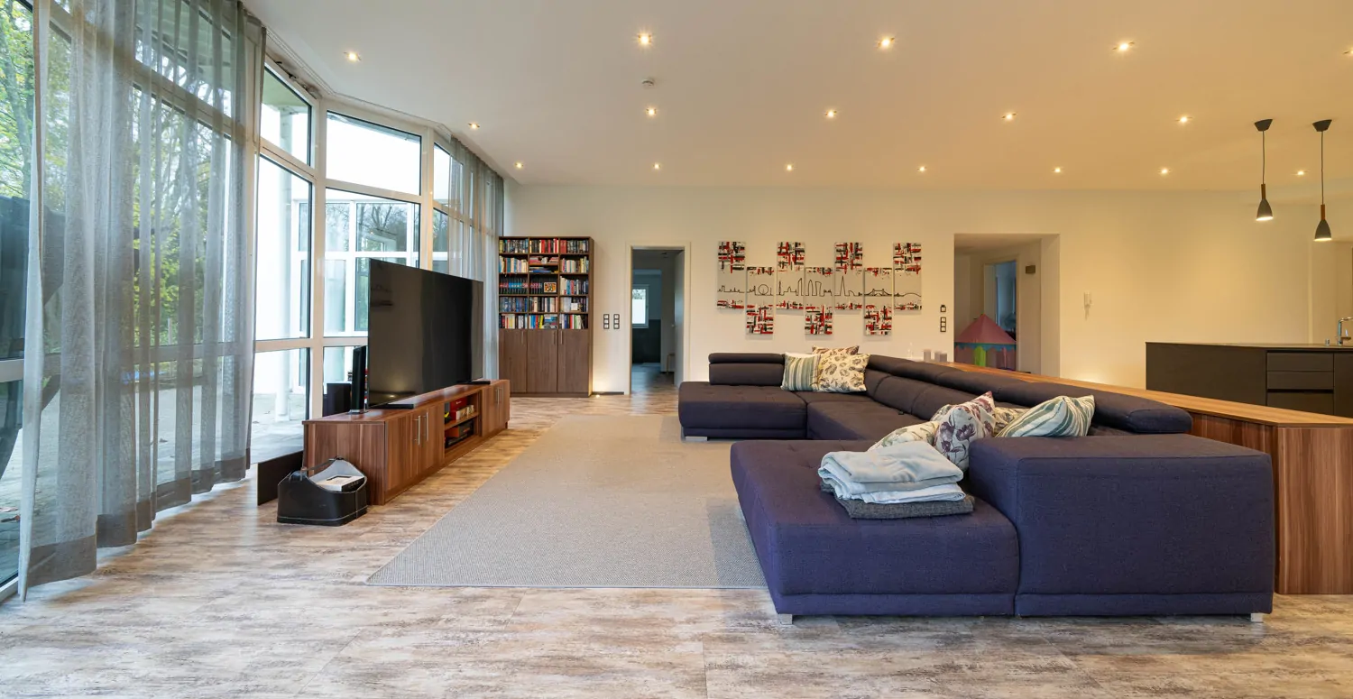 Der Wohnbereich mit Blick in die Natur