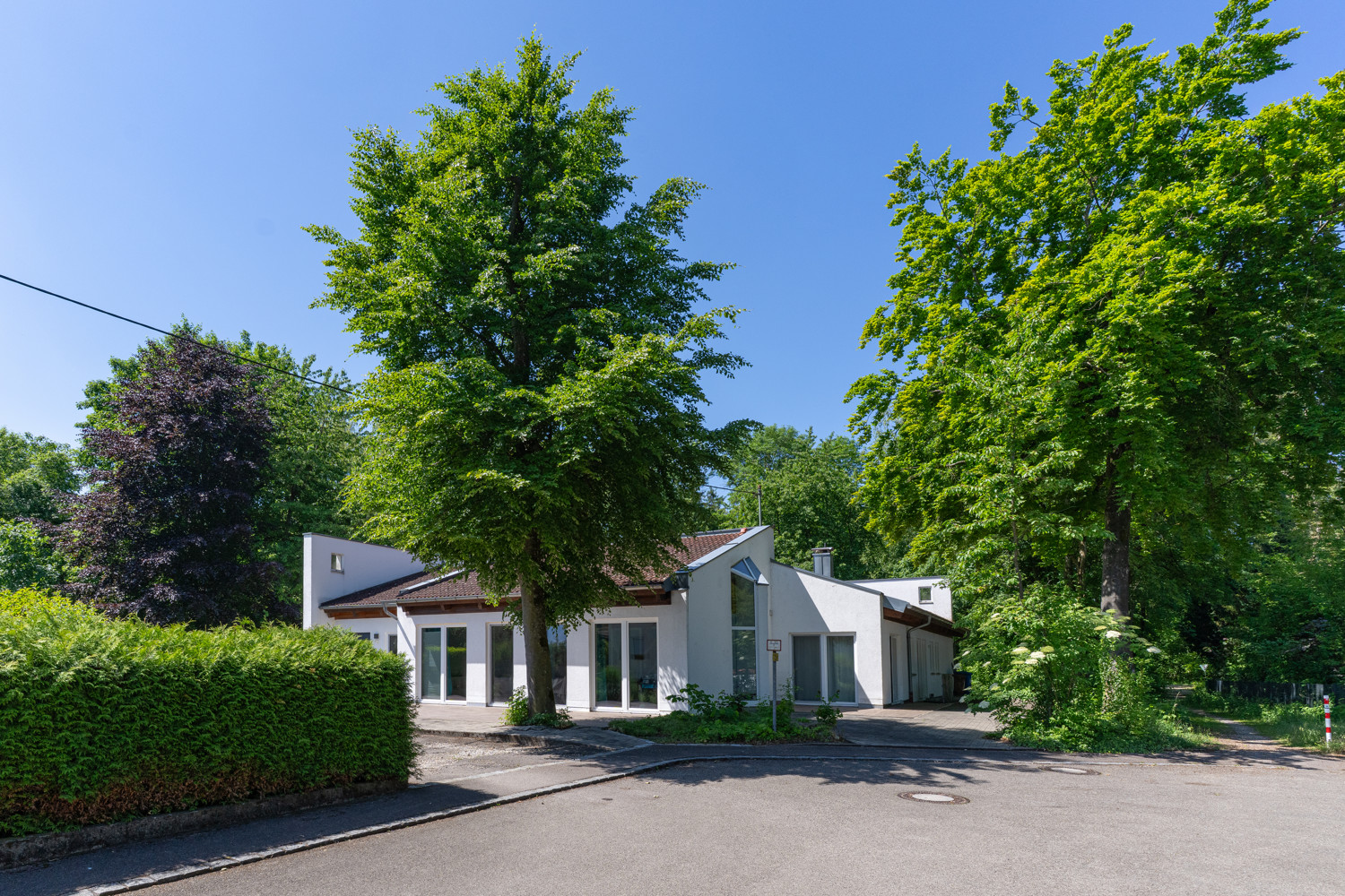 Ansprechende Architektur in grüner Umgebung