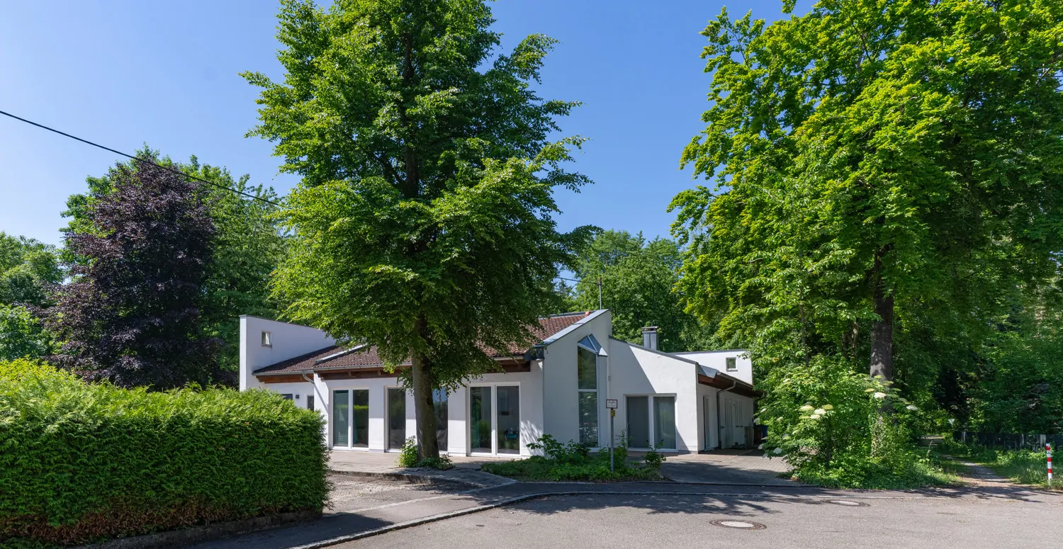 Ansprechende Architektur in grüner Umgebung