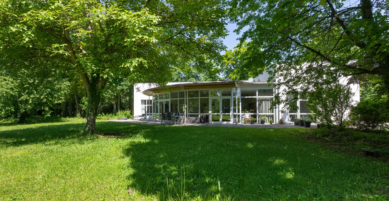 Die Fensterfronten geben den Blick auf die Natur frei