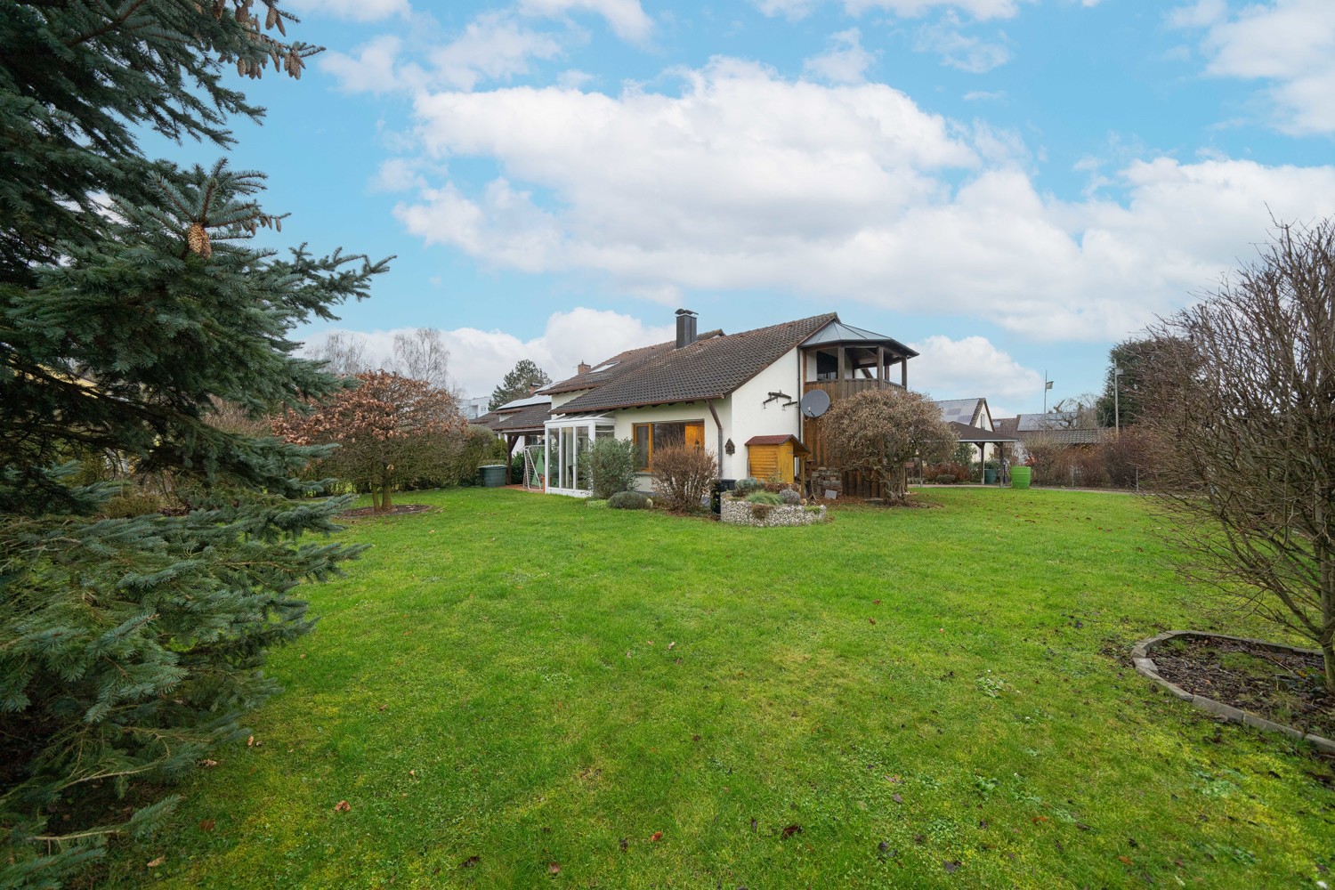 Weitläufiger Garten mit Blick ins Grüne