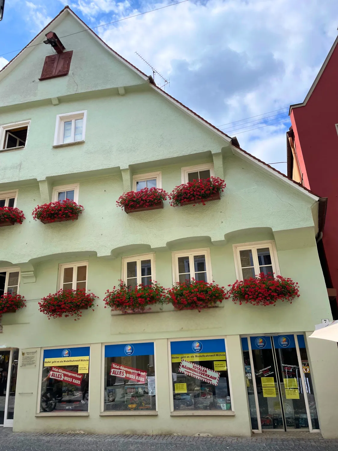 Opportunité rare - espace commercial idéalement situé dans la zone piétonne de Nördlingen, d'une superficie d'environ 300 m².