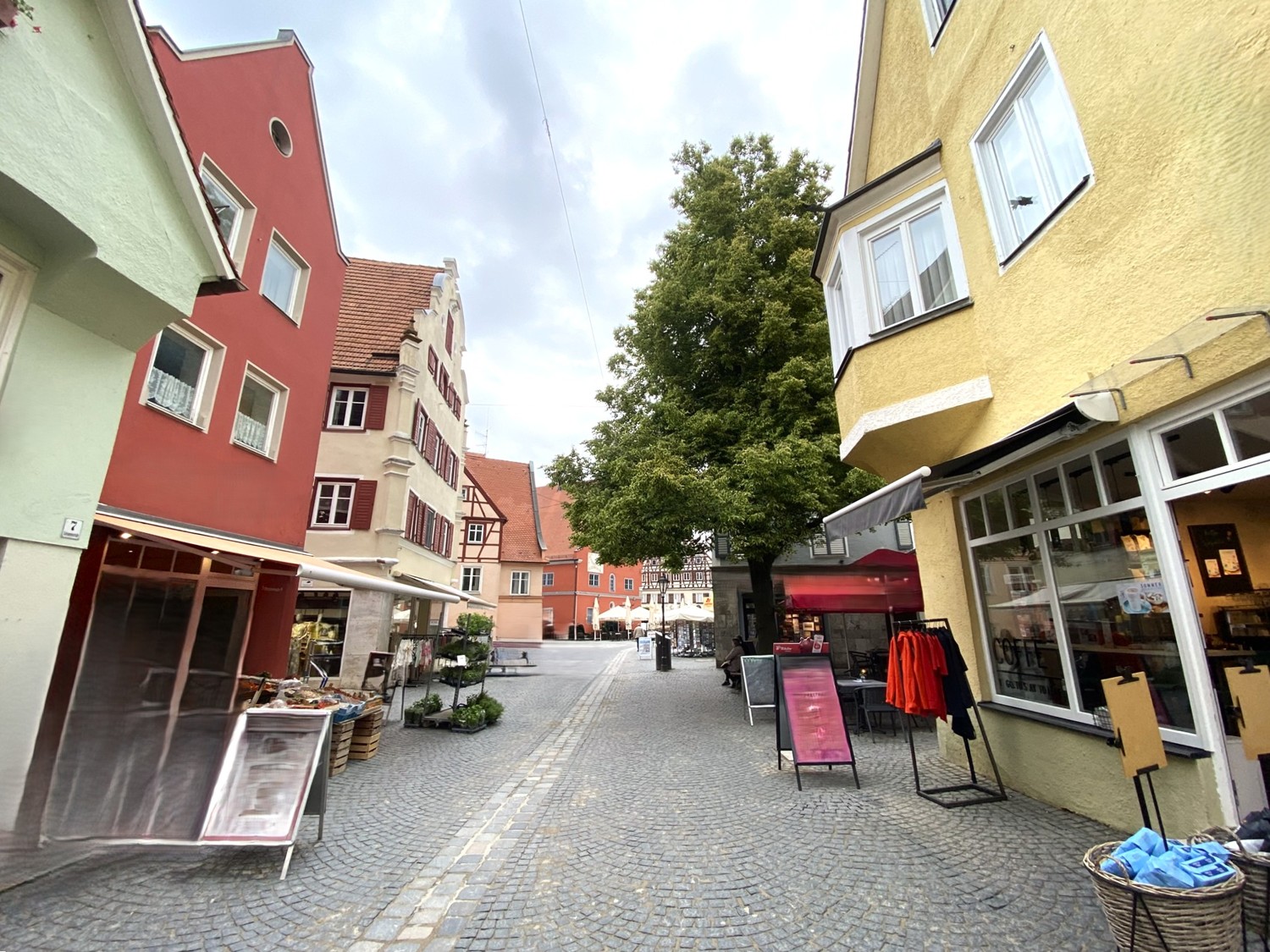 Blick in die Fußgängerzone Richtung Schranne