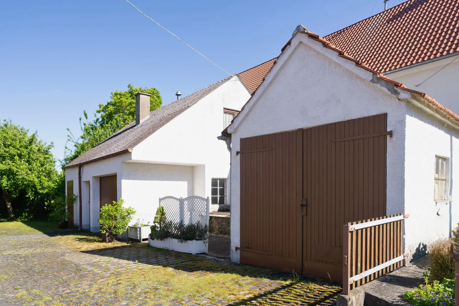 Hofeinfahrt mit Nebengebäuden